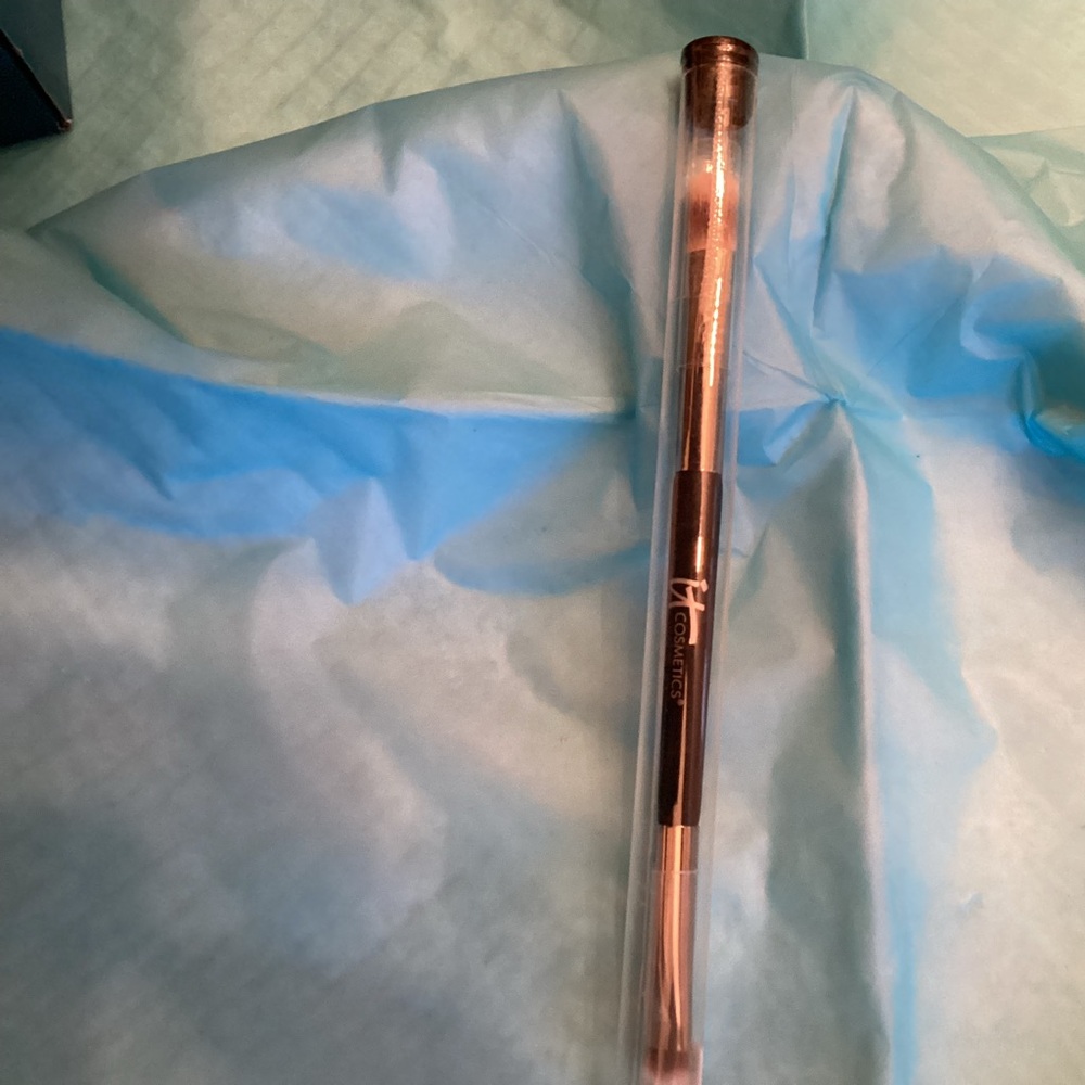 It Cosmetics Heavenly Luxe Dual Eyeshadow Brush NWT - Picture 3 of 6